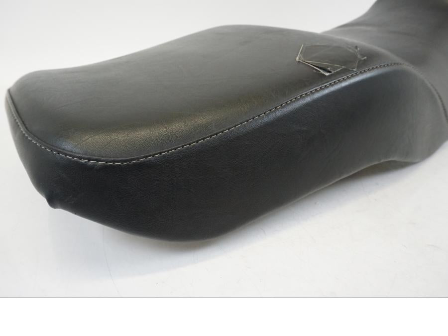 Vänster sida på Sadel från en Honda CB 750 -2002 motorcykel.