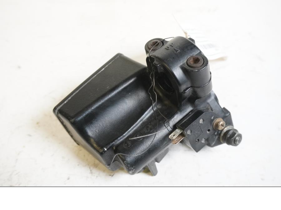 Baksidan på Bromshuvudcylinder från en Triumph Tiger -2002 motorcykel.