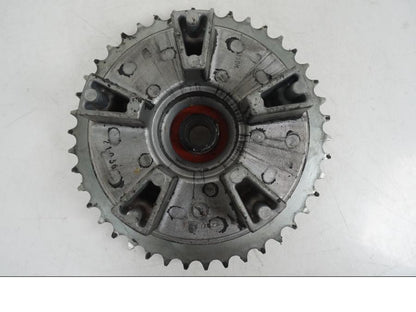 Snett nerifrån på Drevfäste från en Honda CB 650 F Hornet -2017 motorcykel.