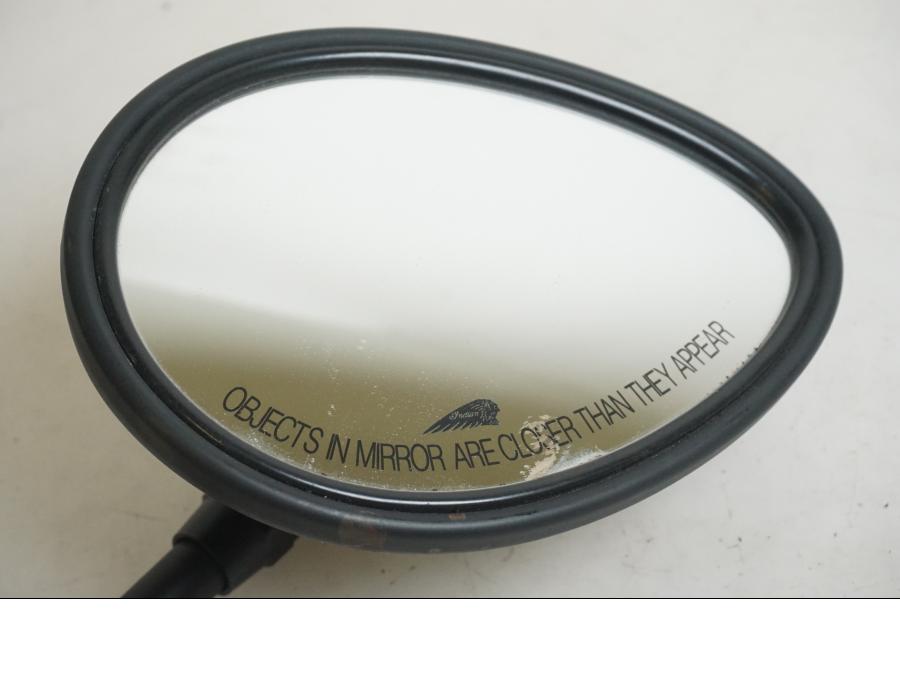 Baksidan på Backspegel från en Indian Chieftain Dark Horse -2019 motorcykel.