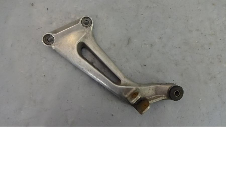 Framsidan på Fotpinnefäste från en Honda VTR 1000 F -1997 motorcykel.