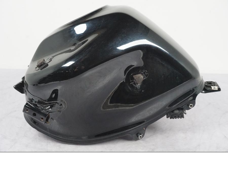 Snett nerifrån på Bensintank från en KTM 390 Duke -2018 motorcykel.