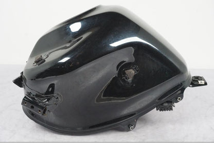 Snett nerifrån på Bensintank från en KTM 390 Duke -2018 motorcykel.