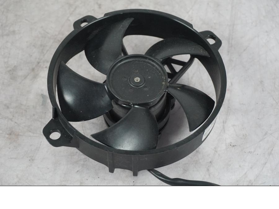 Snett uppifrån på Vattenkylfläkt från en Ducati Multistrada V4 -2024 motorcykel.