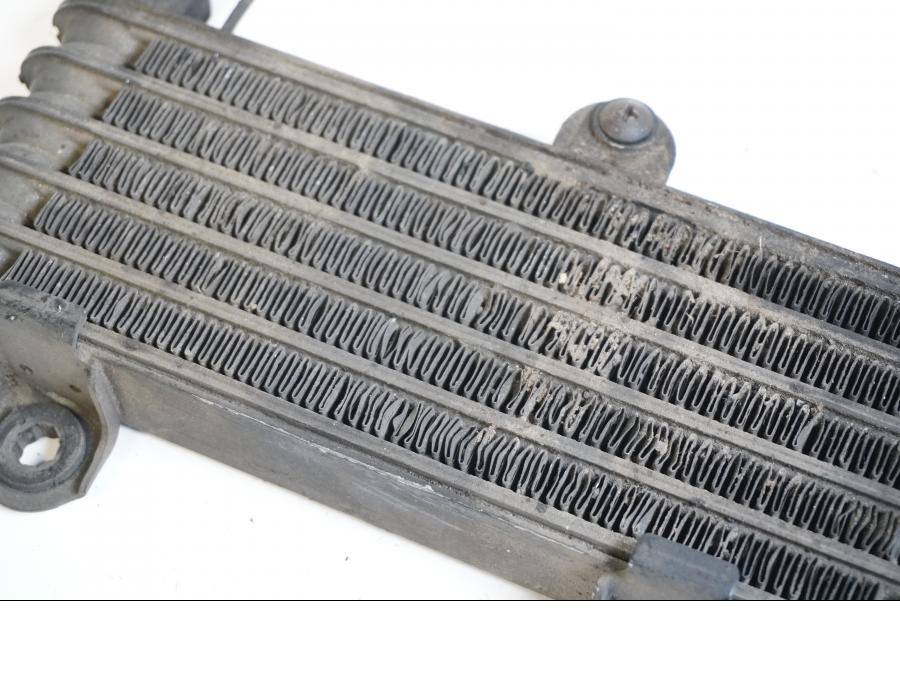 Vänster sida på Oljekyl från en Suzuki SV 1000 -2005 motorcykel.