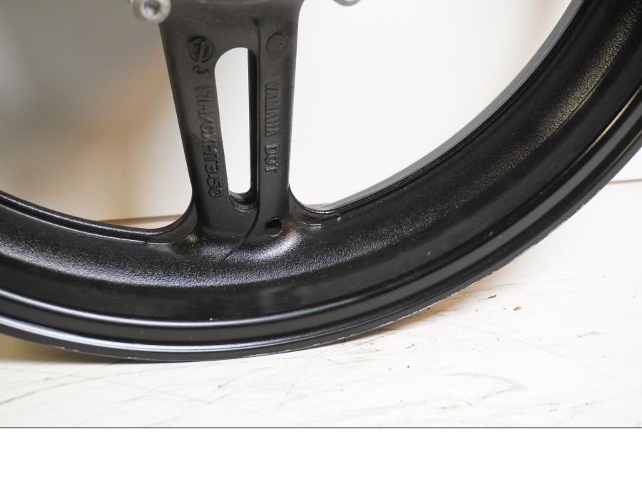 Höger sida på Fälg från en Yamaha FJR 1300 -2016 motorcykel.