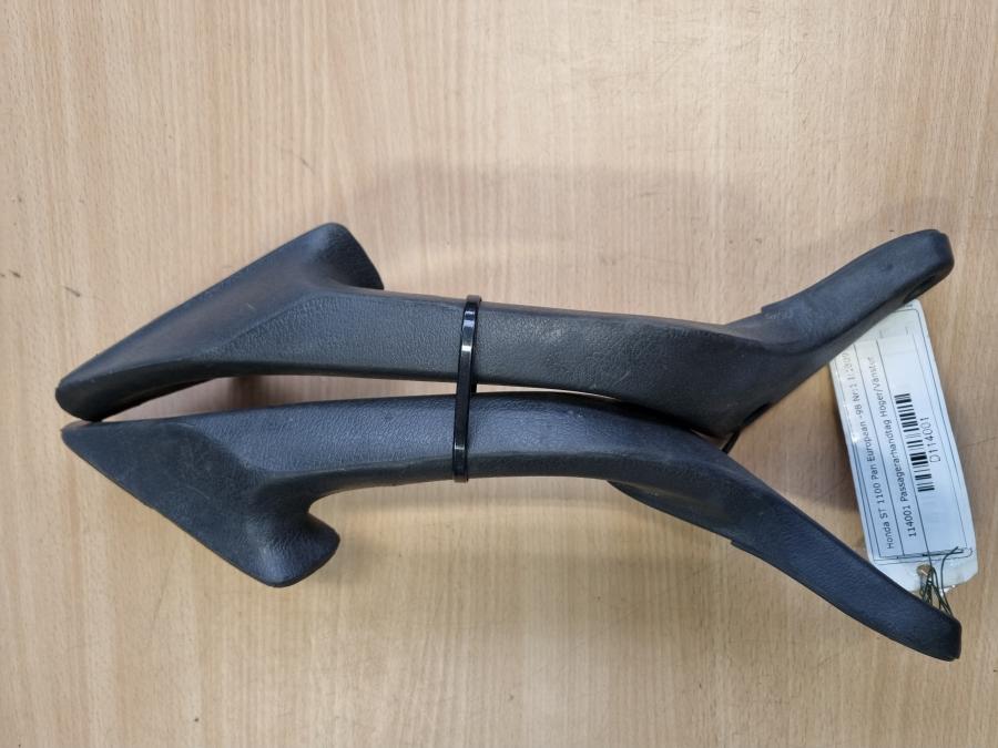 Framsidan på Passagerarhandtag från en Honda ST 1100 -1998 motorcykel.