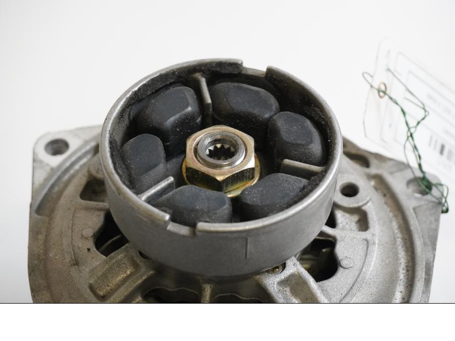 Baksidan på Generator från en BMW K 1200 LT -2004 motorcykel.