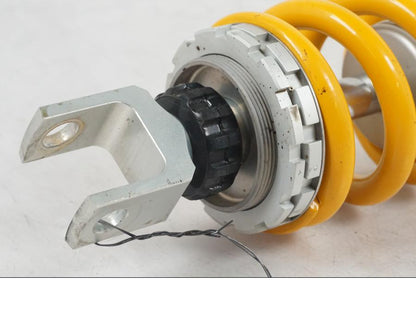 Baksidan på Stötdämpare Öhlins från en Yamaha MT-09 -2019 motorcykel.