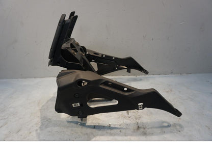 Baksidan på Toppkåpstag från en Yamaha XT 1200 Z -2011 motorcykel.