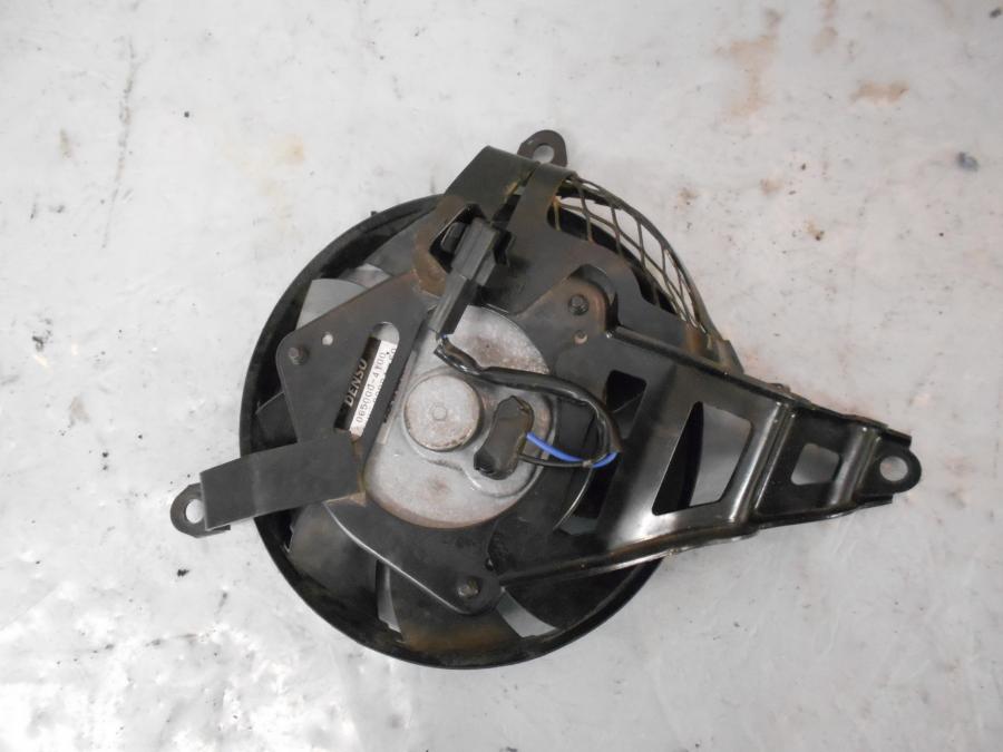 Baksidan på Vattenkylfläkt från en Suzuki DL 650 -2013 motorcykel.