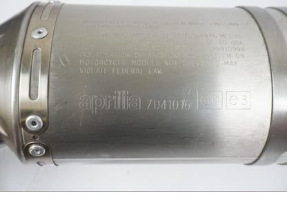Snett uppifrån på Ljuddämpare från en Aprilia RSV 1000 -2008 motorcykel.