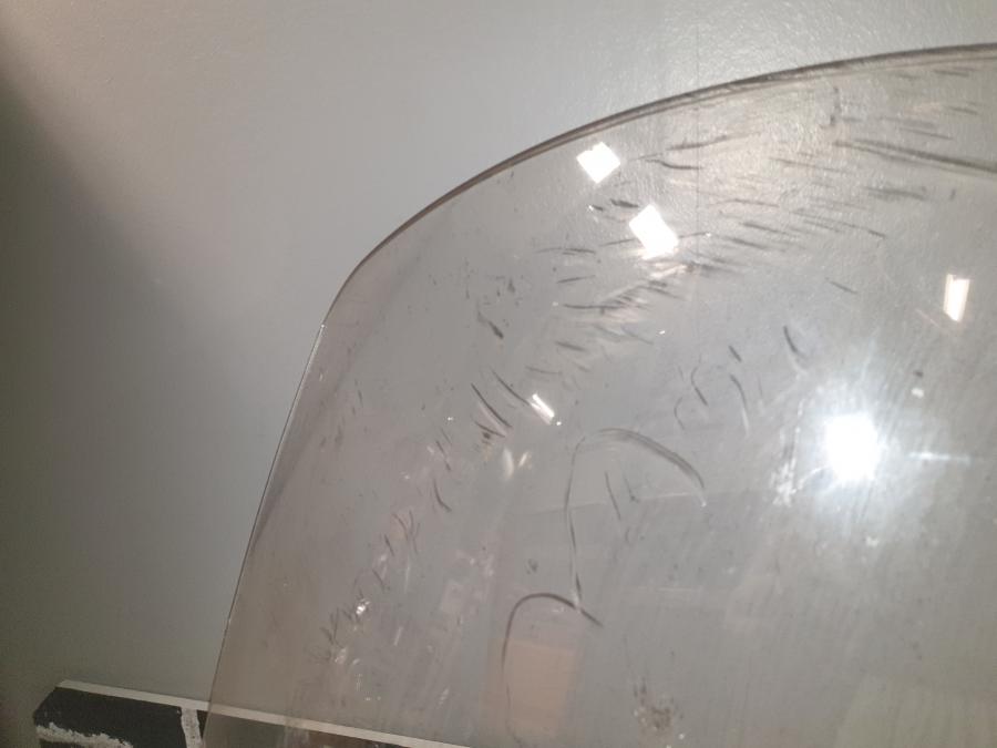 Baksidan på Vindruta från en H-D Dyna Street Bob FXDB/I -2007 motorcykel.