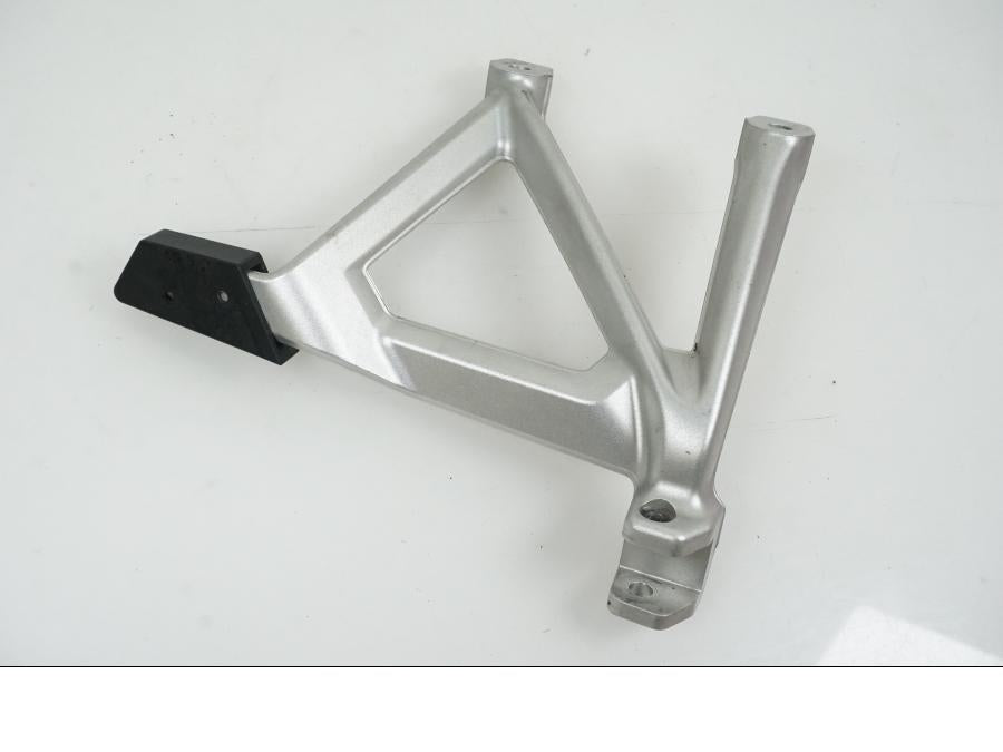 Framsidan på Fotpinnefäste från en BMW R 1250 GS -2017 motorcykel.