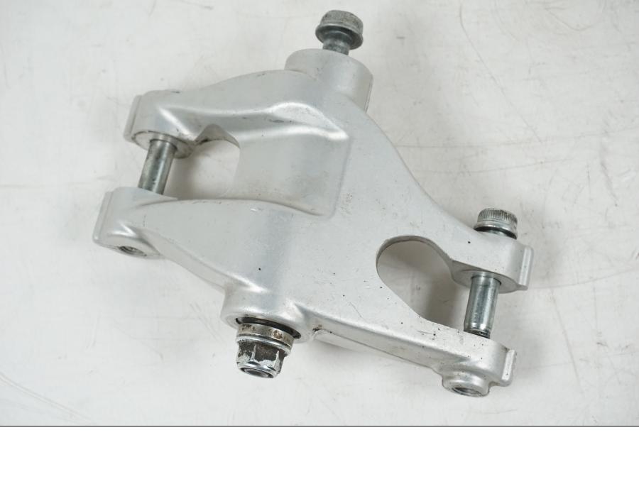 Framsidan på Stötdämparlänkage från en Ducati Streetfighter S -2011 motorcykel.