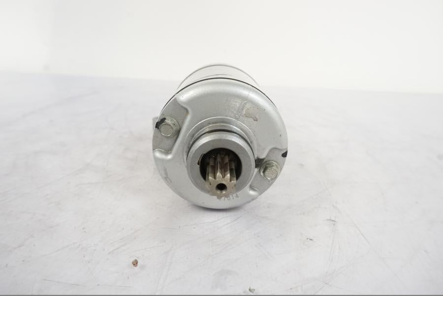 Baksidan på Startmotor från en Honda VFR 1200 -2010 motorcykel.