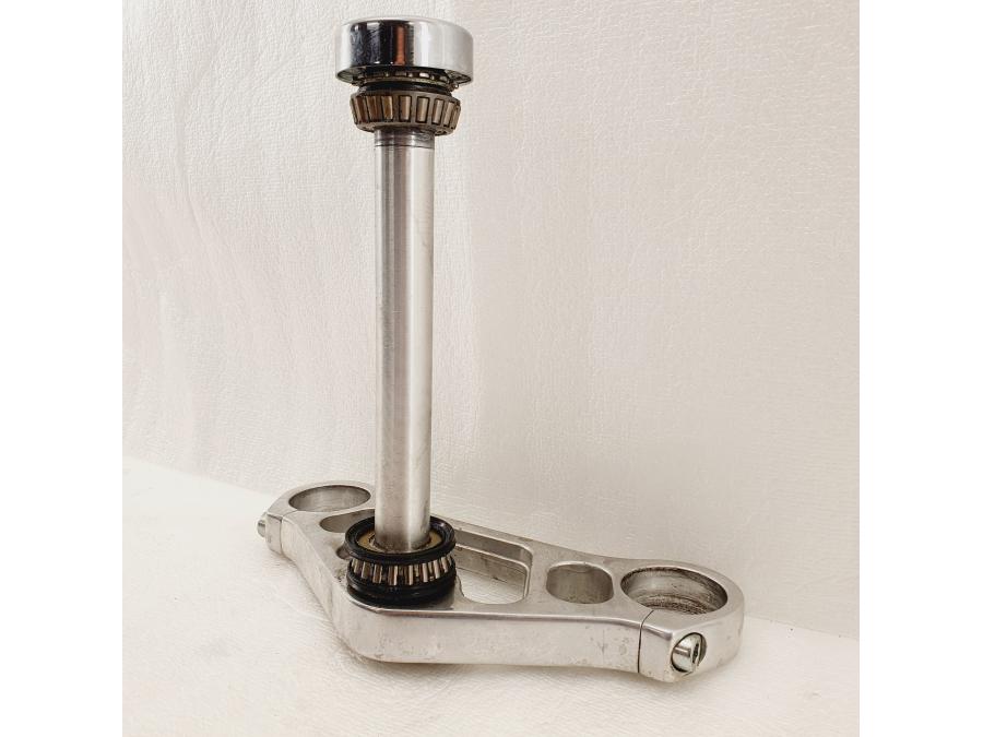 Snett uppifrån på Gaffelkrona från en H-D V-Rod 1130 -2005 motorcykel.