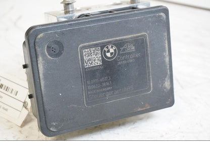 Höger sida på ABS Modulator från en BMW S 1000 R -2015 motorcykel.