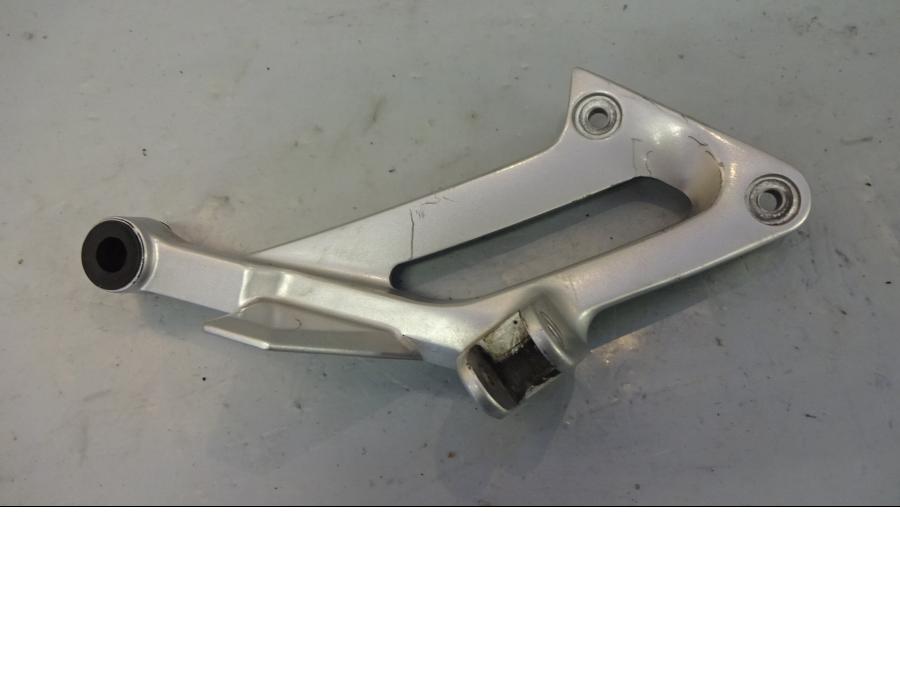 Framsidan på Fotpinnefäste från en Yamaha FJR 1300 -2003 motorcykel.