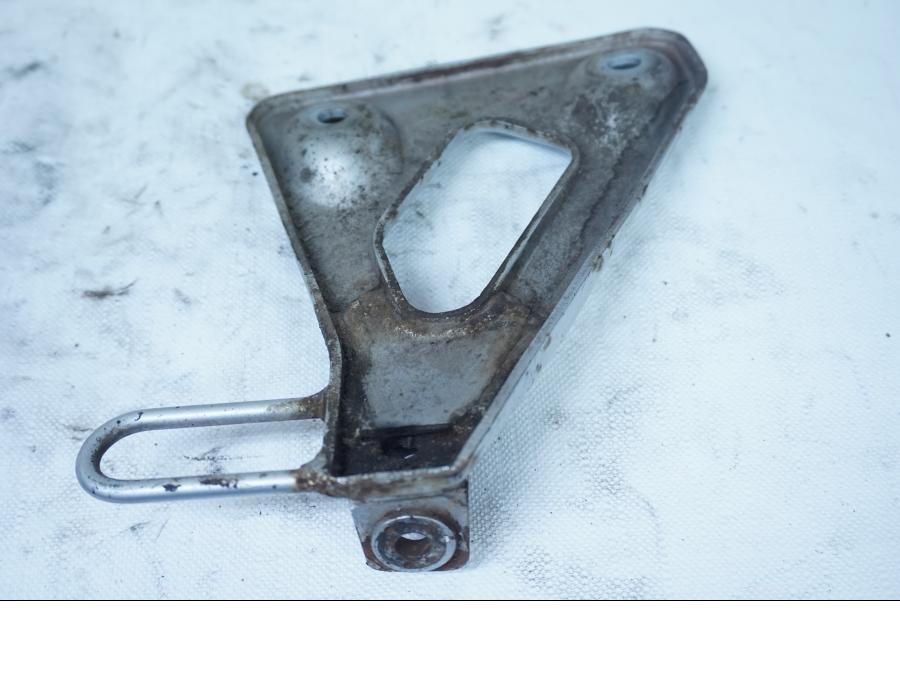 Baksidan på Fotpinnefäste från en Honda XL 600 V -1994 motorcykel.