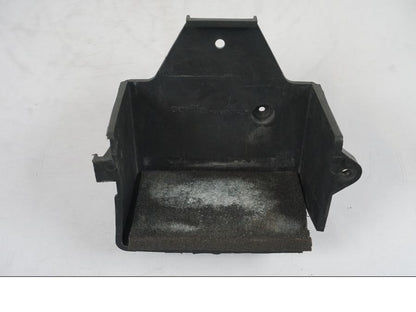 Snett uppifrån på Batterihållare från en Aprilia RS 125 -2000 motorcykel.