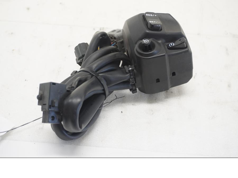 Baksidan på Styrelreglage från en Triumph Tiger Explorer -2012 motorcykel.