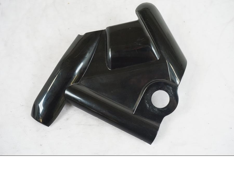 Framsidan på Ramskydd från en Yamaha XVS 1100 -2004 motorcykel.