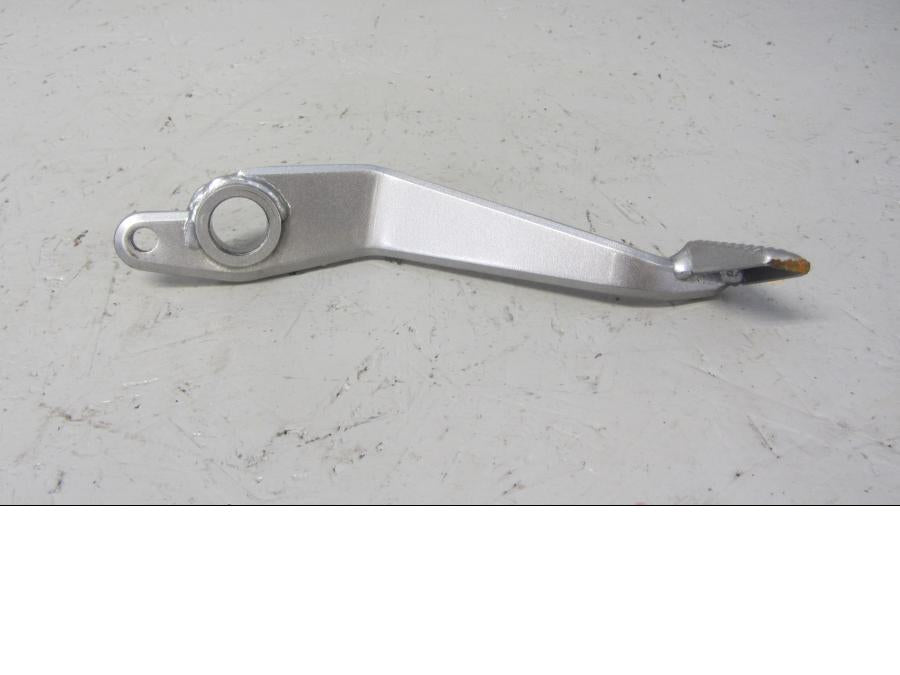 Framsidan på <p>Bromspedal från Kawasaki Z 800 2013.</p>

<p>skrapad på änden, se bilder. 2013-2016.</p> motorcykel.