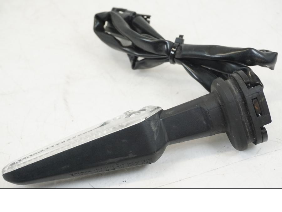 Snett uppifrån på Blinkers LED från en Yamaha MT-09 -2021 motorcykel.