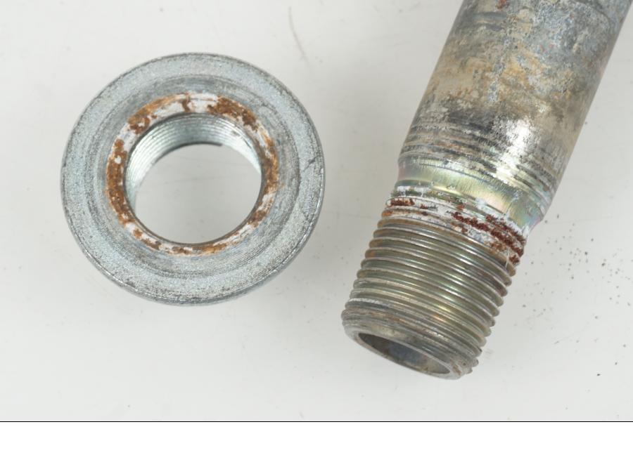 Vänster sida på Axel från en Suzuki GSX-R 1000 -2007 motorcykel.