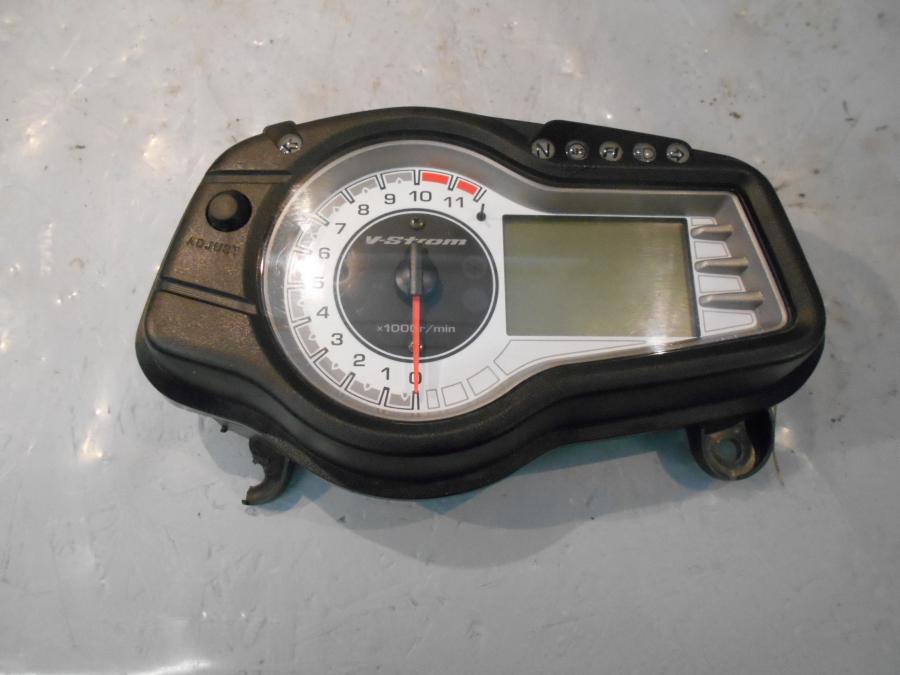 Framsidan på Instrumentpanel från en Suzuki DL 650 -2013 motorcykel.