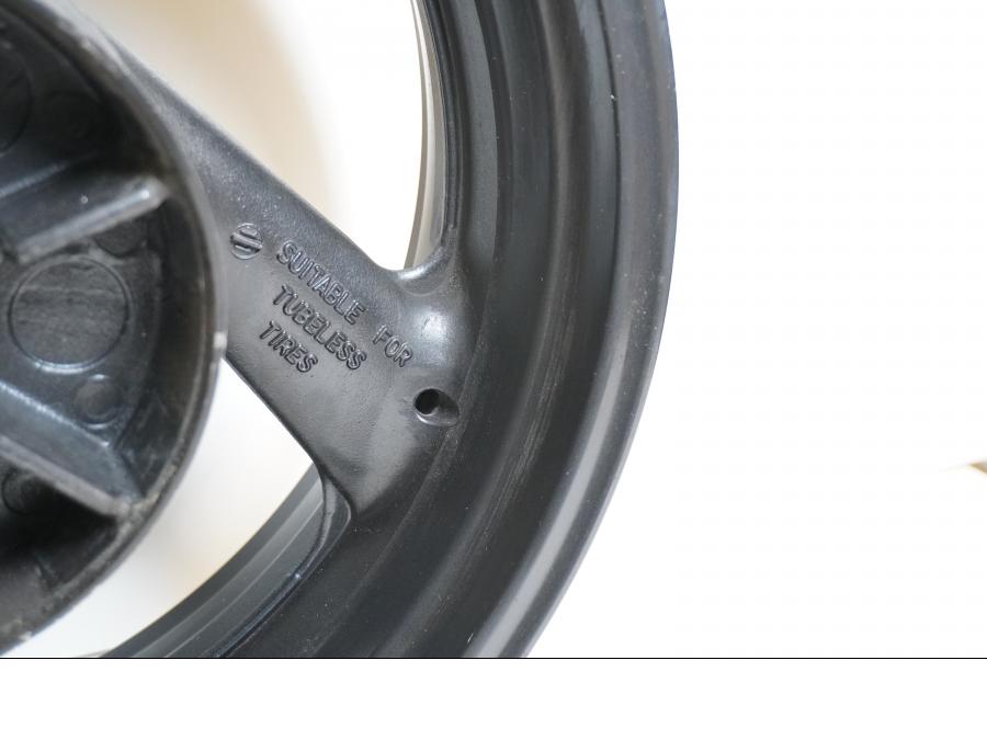 Extrabild5 på Fälg från en Yamaha YZF 1000 R -2001 motorcykel.