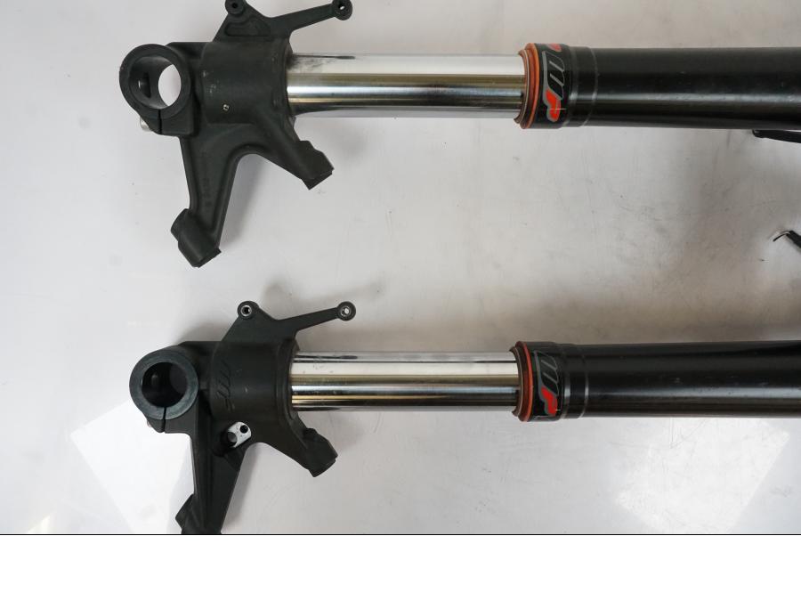 Höger sida på Gaffelpaket från en KTM 790 Duke -2019 motorcykel.