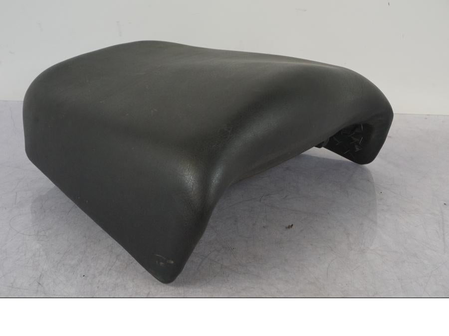 Snett nerifrån på Sadel från en BMW R 1100 GS -1998 motorcykel.