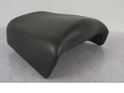 Snett nerifrån på Sadel från en BMW R 1100 GS -1998 motorcykel.