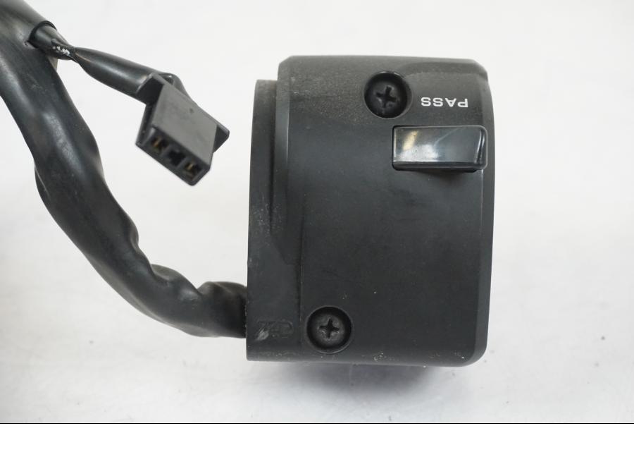 Snett uppifrån på Styrelreglage från en Kawasaki ER-6F -2010 motorcykel.