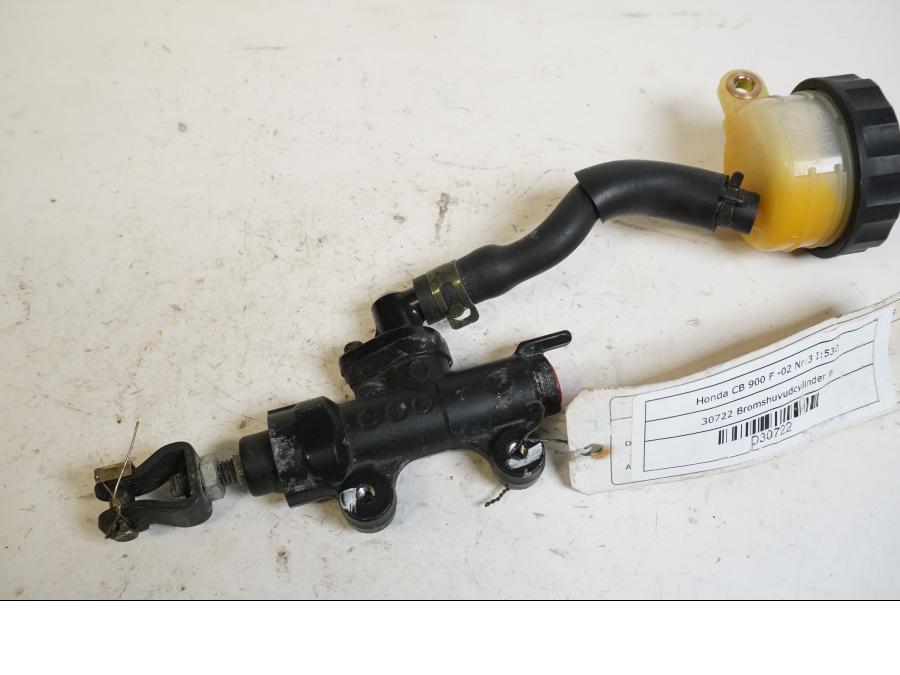 Framsidan på Bromshuvudcylinder från en Honda CB 900 F Hornet -2002 motorcykel.