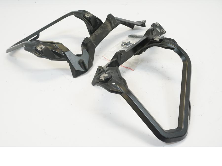 Vänster sida på Väskhållare från en KTM 990 SMT -2012 motorcykel.