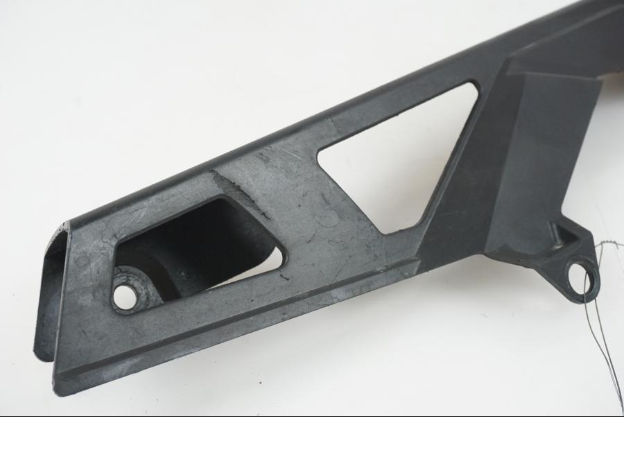 Baksidan på Kedjeskydd från en Suzuki GSX-R 750 -2009 motorcykel.