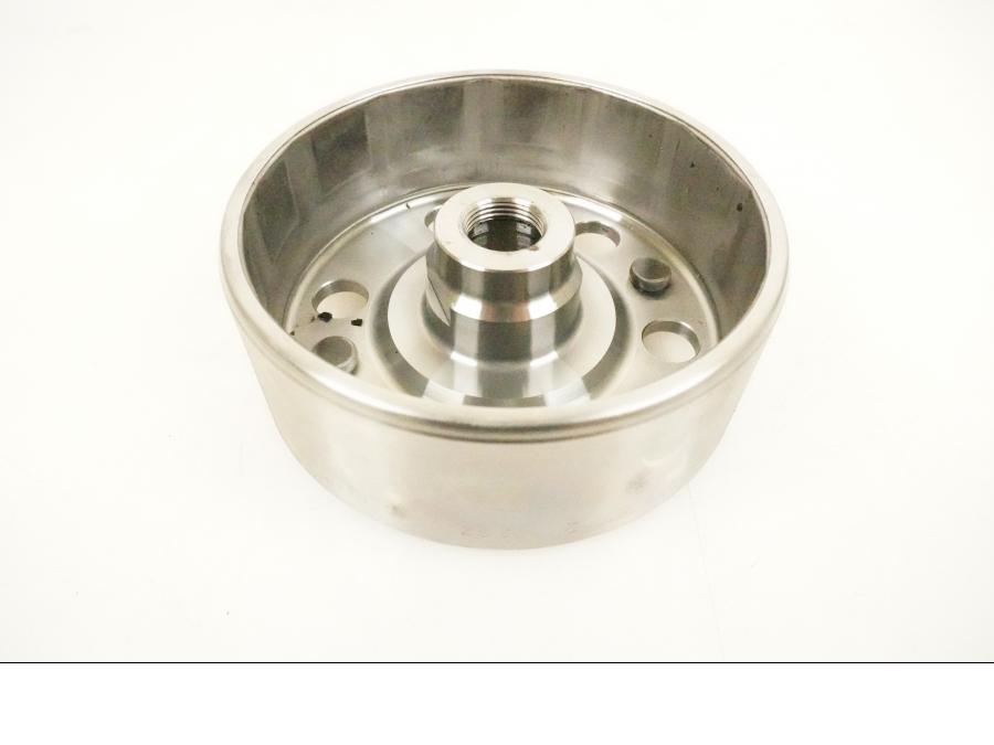 Framsidan på Generator från en Honda VFR 800 -2005 motorcykel.