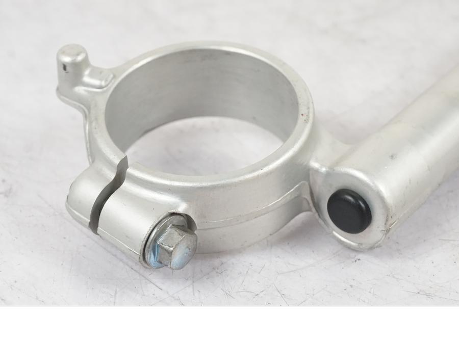 Vänster sida på Styre från en Suzuki GSX-R 750 -2006 motorcykel.