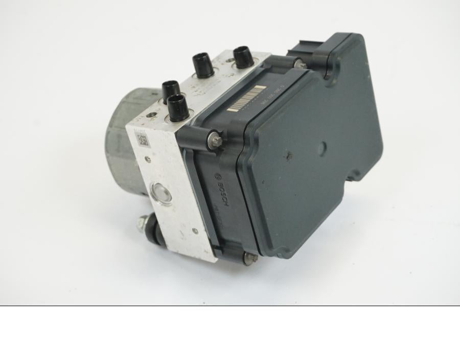 Baksidan på ABS Modulator från en KTM 1190 Adventure -2013 motorcykel.