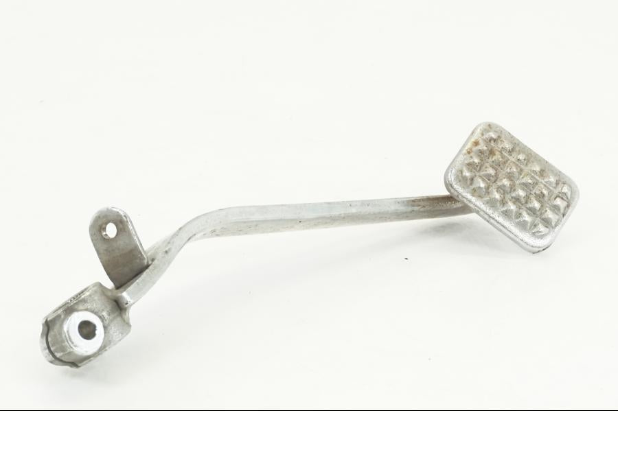 Baksidan på Bromspedal från en Suzuki VL 800 -2004 motorcykel.