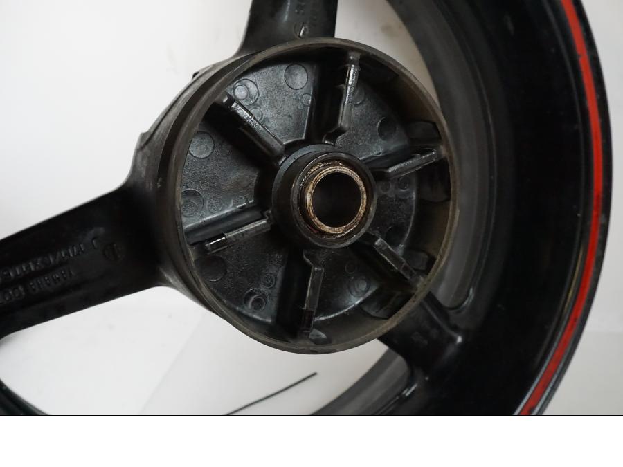 Vänster sida på Fälg från en Yamaha YZF 1000 R1 -2002 motorcykel.