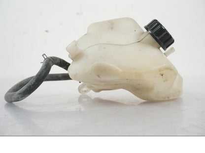 Snett uppifrån på Vattenexpansionskärl från en Kawasaki ER-6F -2010 motorcykel.