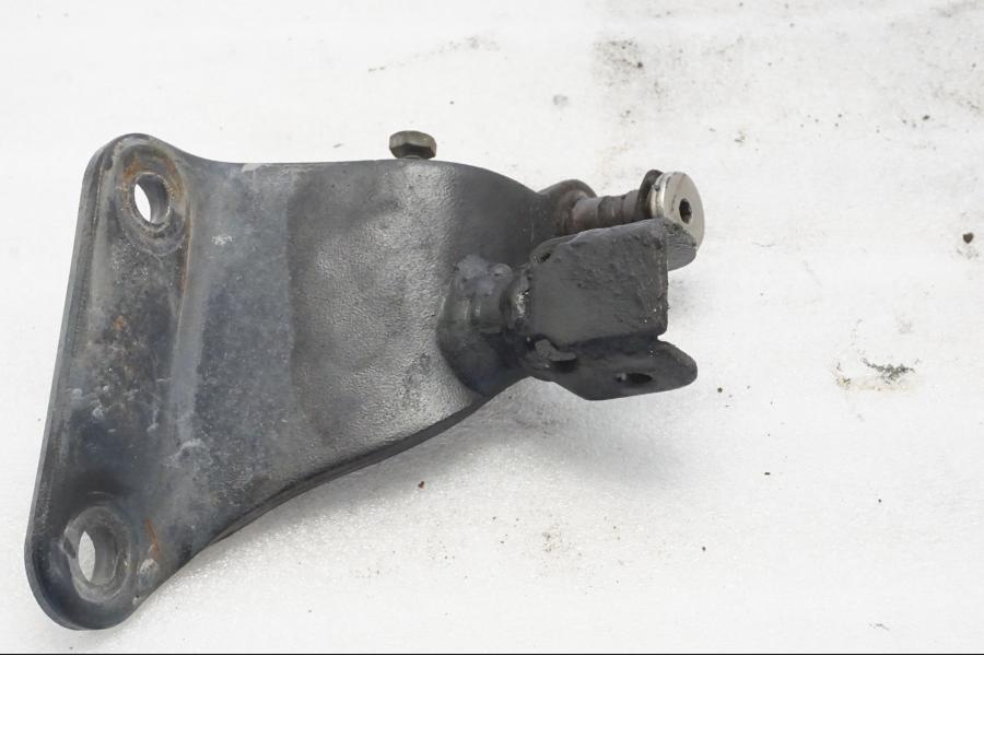 Baksidan på Fotpinnefäste från en Yamaha XVS 650 -1999 motorcykel.