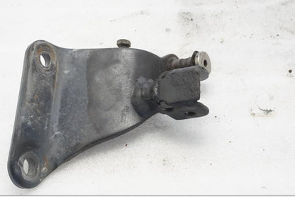 Baksidan på Fotpinnefäste från en Yamaha XVS 650 -1999 motorcykel.