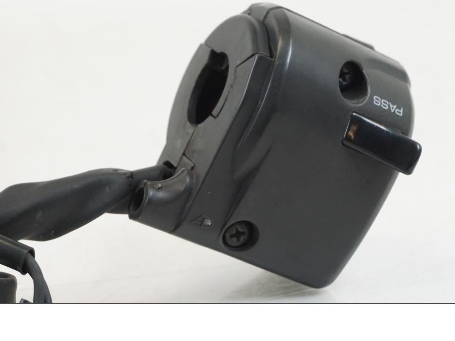 Snett uppifrån på Styrelreglage från en Yamaha YZF 1000 R1 -2009 motorcykel.