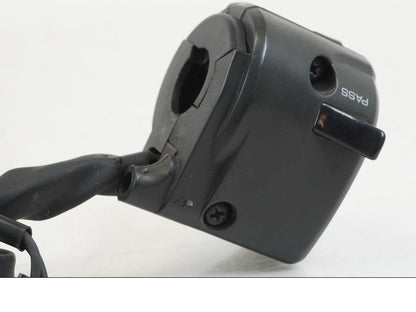 Snett uppifrån på Styrelreglage från en Yamaha YZF 1000 R1 -2009 motorcykel.