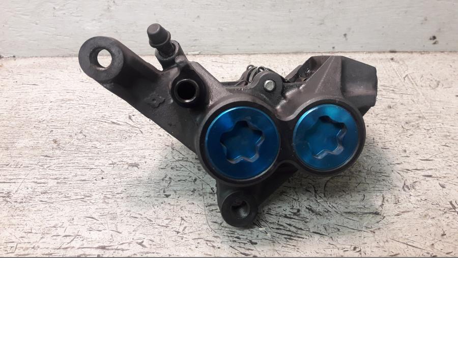 Framsidan på Bromsok från en Yamaha FZ-S 600 -2000 motorcykel.